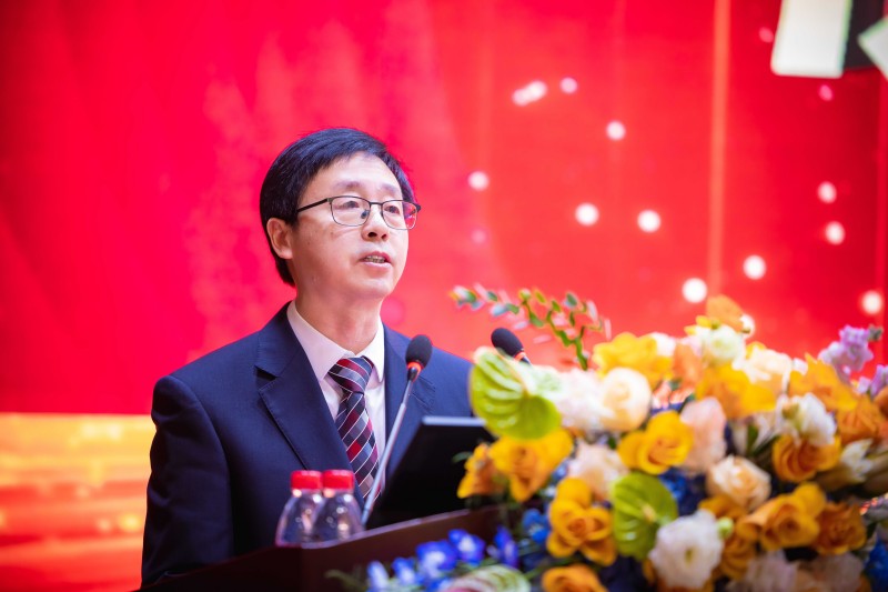 13周总颁奖.jpg